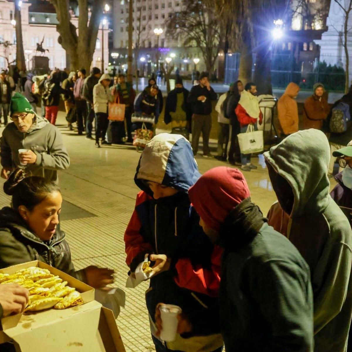 organización social repartiendo comida en Plaza de Mayo