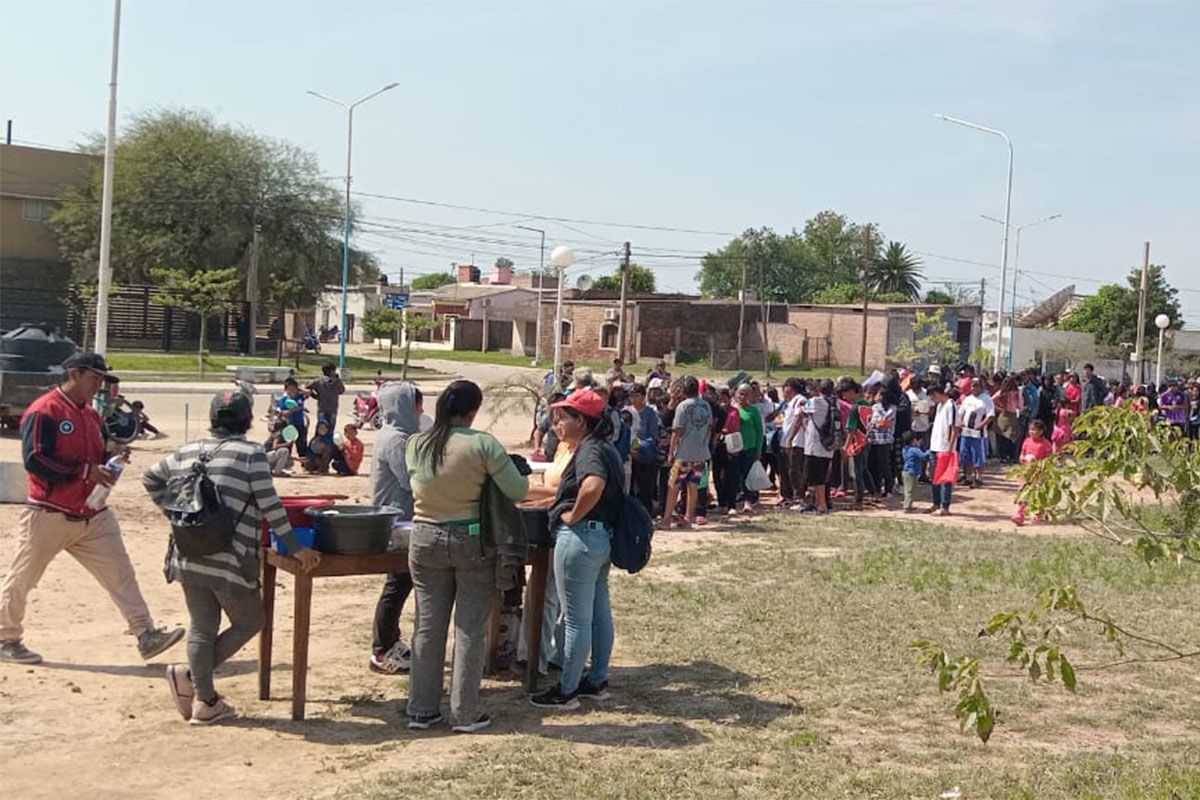 Cientos de personas pidiendo comida en Chaco